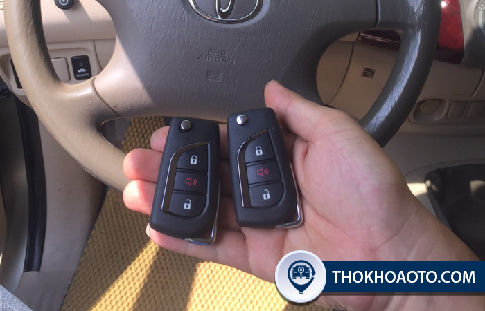 Độ chìa khóa gập xe Toyota